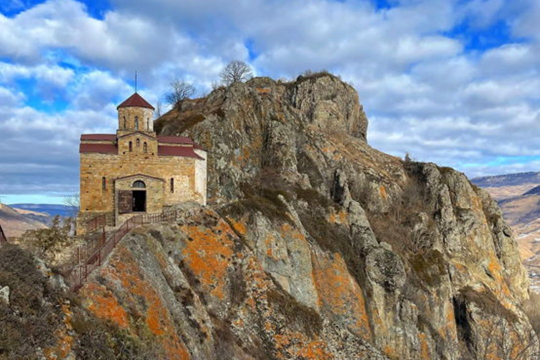 Домбай в мини-группе: Шоанинский храм,  Сырные пещеры, озеро Кара-Кель — фото 2