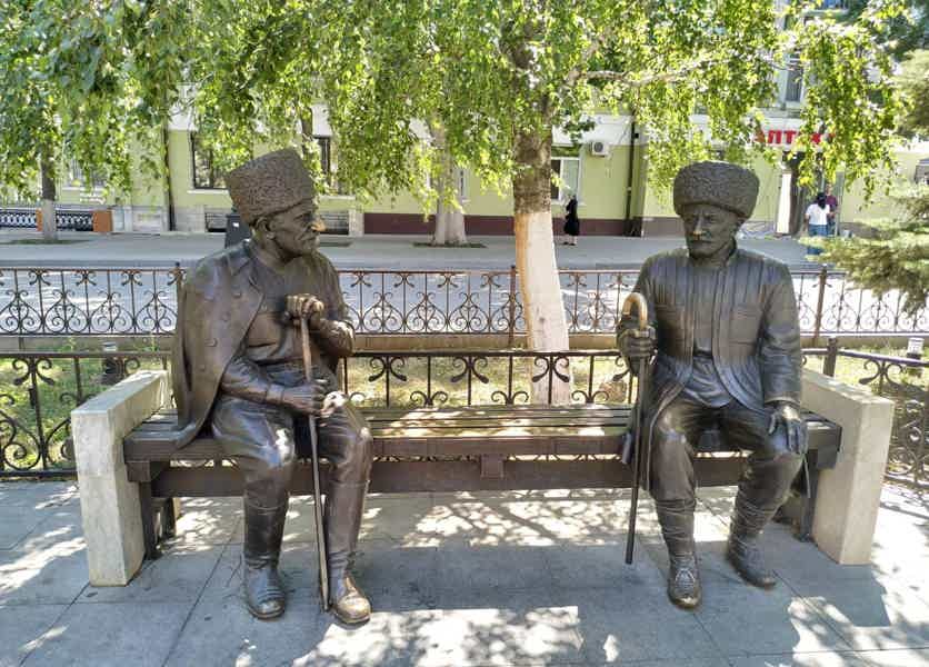 Махачкала: прогулка по местам истории и силы города - фото 1