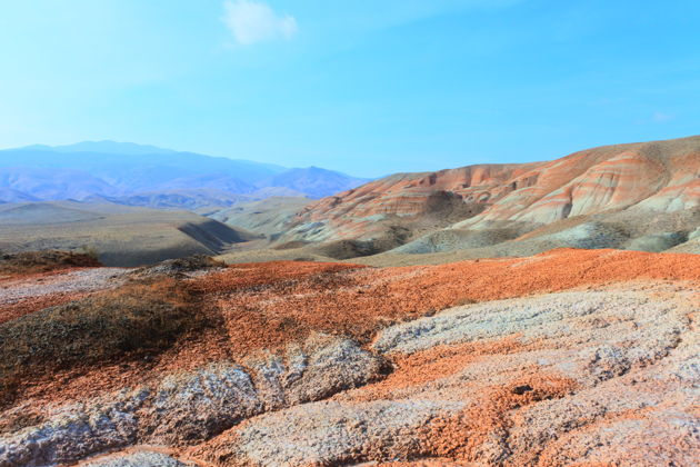 Виды Радужные горы, священная гора «Бешбармаг» и Розовое озеро