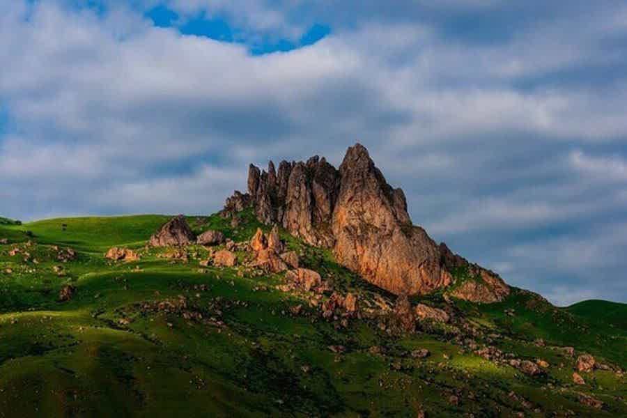 Загадочный край: гора Бешбармаг, Агатовые горы и Розовое озеро - фото 4
