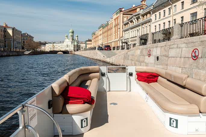 Утро на катере —  водная экскурсия по Петербургу
