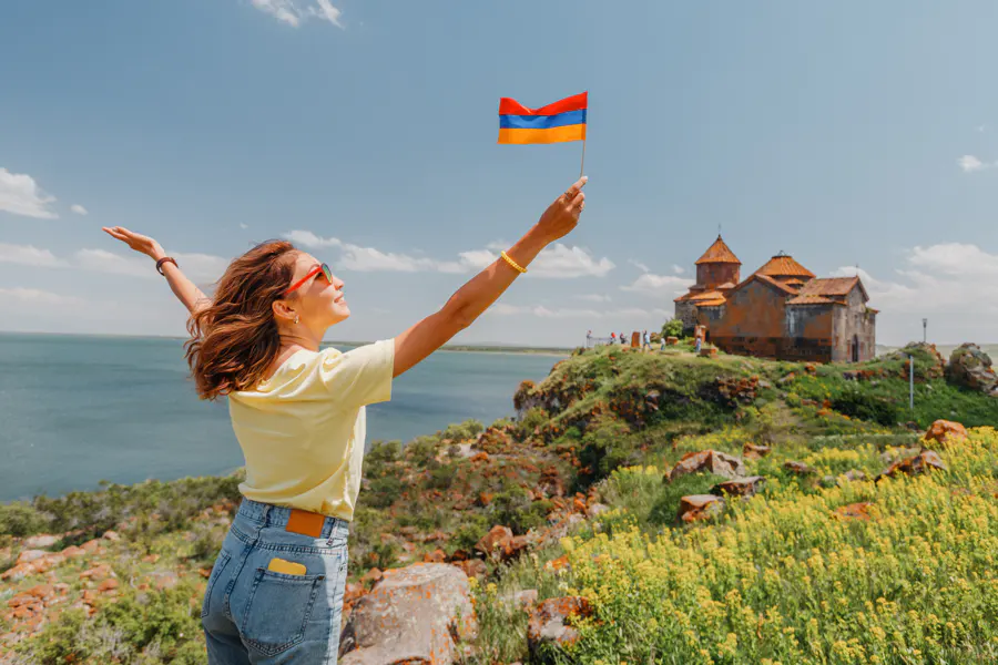 Храм Гарни, ущелье Симфония камней, монастырь Гегард, озеро Севан — фото 1