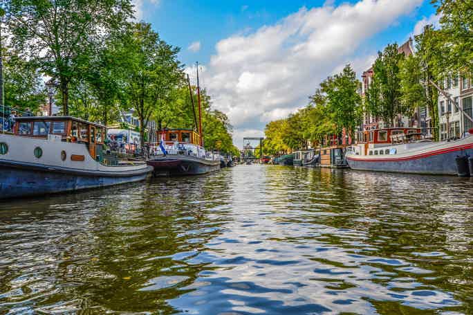 Amsterdam: City Canal Cruise with Unlimited Drinks