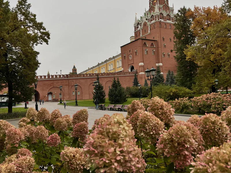 Индивидуальная экскурсия «Тайны и легенды Александровского сада» — фото 3, Москва | Покатаем