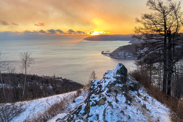 Виды Осенний Байкал в Листвянке и исток Ангары