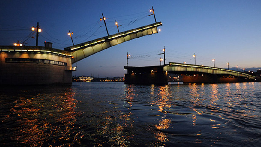 Ночная прогулка под разводными мостами по рекам и каналам Петербурга