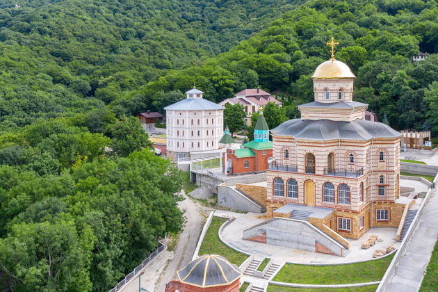 Бештау — священная гора: монастырь, озеро с кувшинками и Суворовские ванны