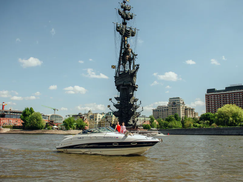 На яхте с капитаном по центру Москвы до Кремля, Лужников или Москва-Сити — фото 5, Москва | Покатаем
