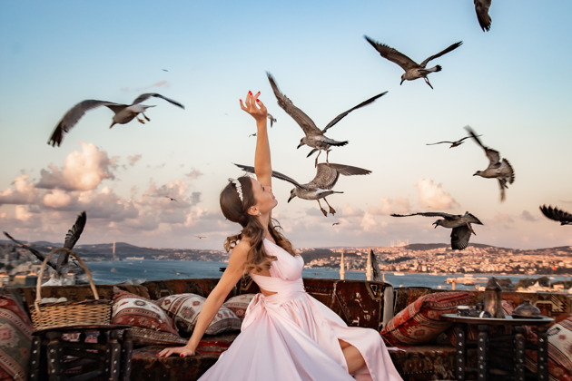 Фотосессия с чайками на крыше Стамбула