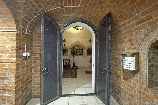 Виды Обители русских чудотворцев: пещерный храм в Талицах