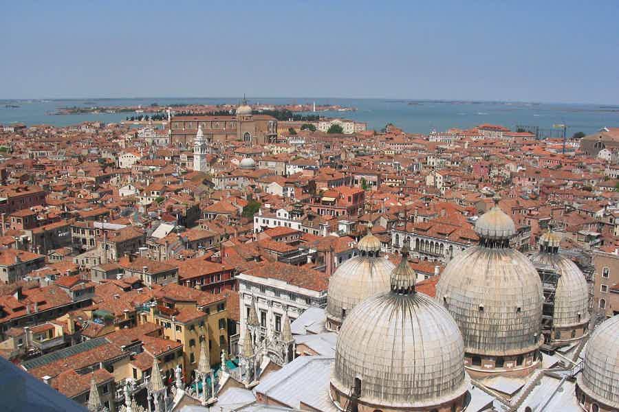 Венеция с высоты птичьего полета. Над городом на вертолете. - фото 1
