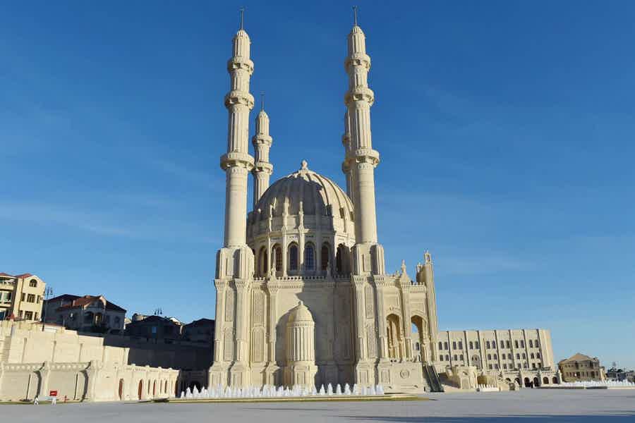 Розовое озеро, Радужные горы и мечеть Гейдара: уникальный тур из Баку - фото 2