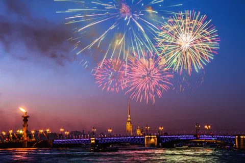 Салют в День Победы с борта двухпалубного теплохода