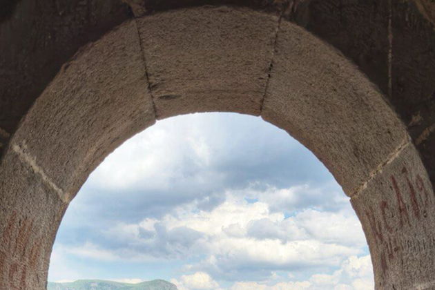 Неприступная крепость Смбатаберд и монастырь Цахац Кар: джип-тур