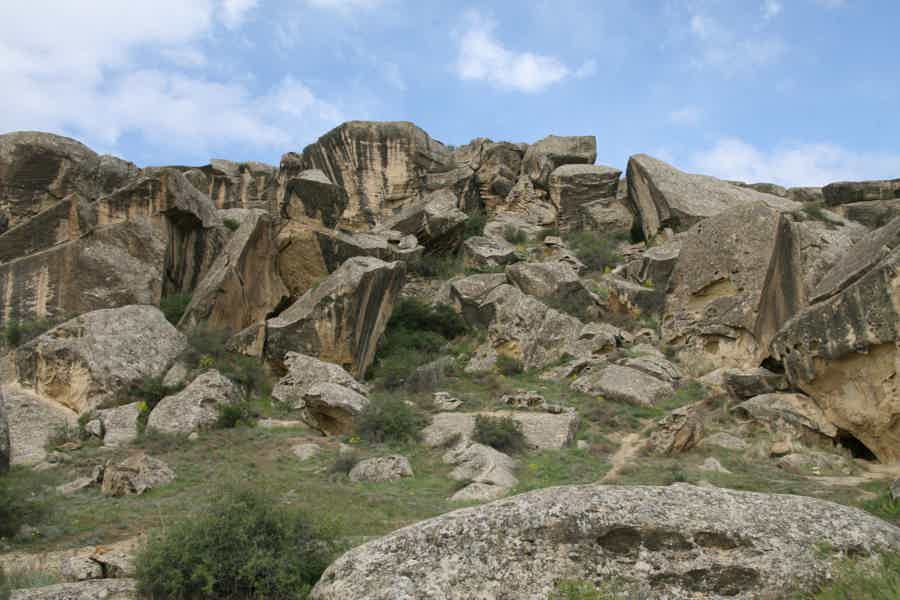 Гобустан - каменная летопись эпохи Палеолита и поездка на грязевые вулканы - фото 4