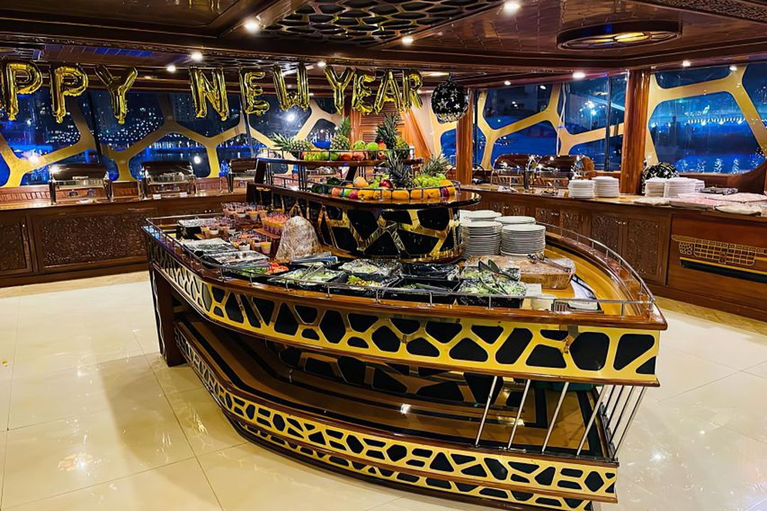 По Дубай Марине на яхте Ocean Empress с ужином по системе «шведский стол» — фото 4