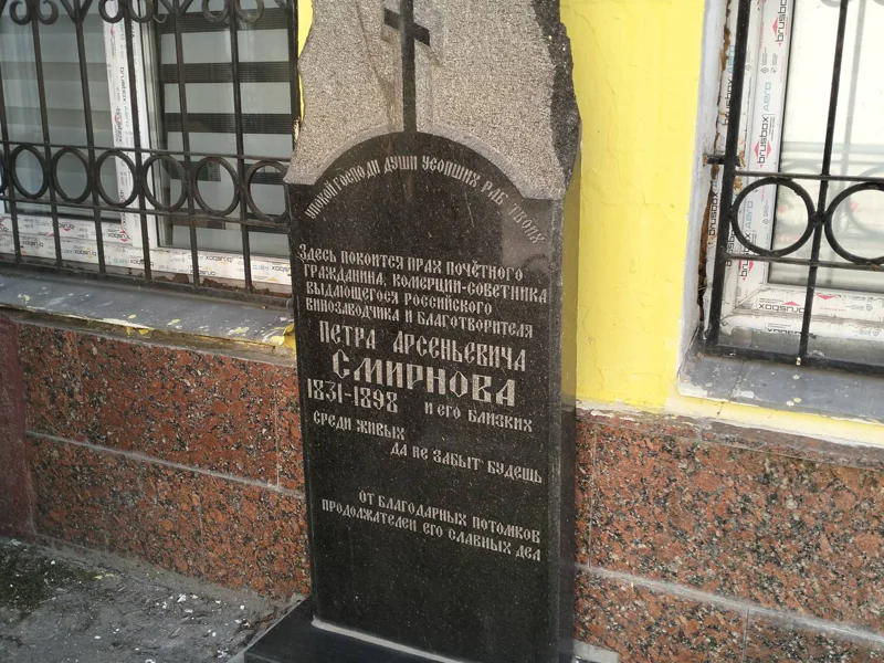Путешествие сквозь эпохи: групповая прогулка по Пятницкому кладбищу (18+) — фото 6, Москва | Покатаем