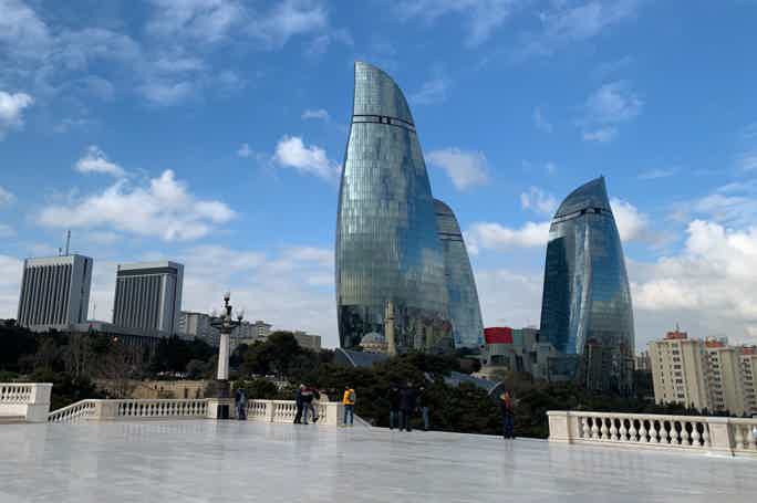 4 часа по Старому городу и центру Баку