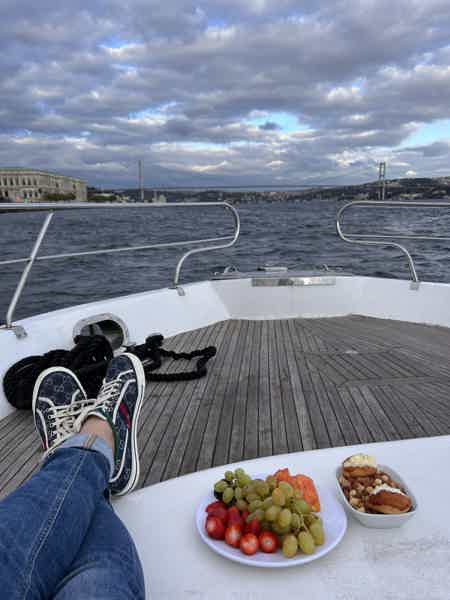 Босфор: Закат или Дневной тур на роскошной яхте с  аудиогидом и закусками - фото 5