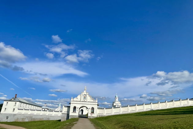 Виды За духовностью и исцелением: к древним монастырям и Святому источнику