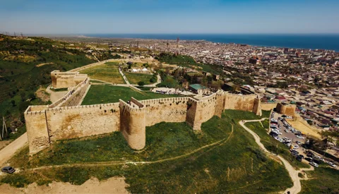 Дербентская крепость и экраноплан «Каспийский монстр»