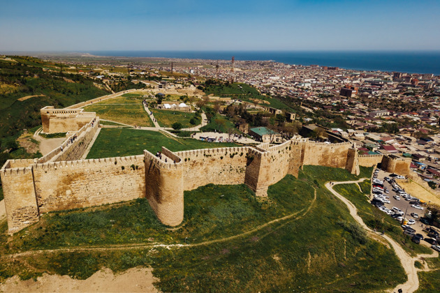 Дербентская крепость «Каспийский монстр» и ночной Фонтан