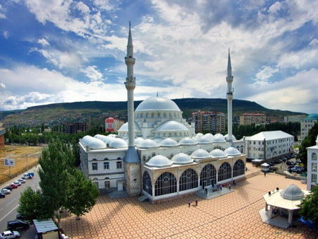 памятник Махачу Дахадаеву