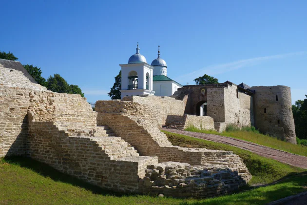 Индивидуальная экскурсия в крепость Изборск и Псково-Печерский монастырь — экскурсия, Псков | Покатаем