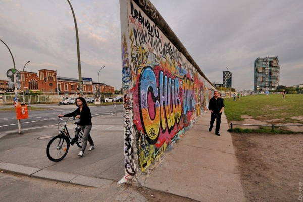 Город, разделенный стеной: История и культура Восточного и Западного Берлин  - цена €32