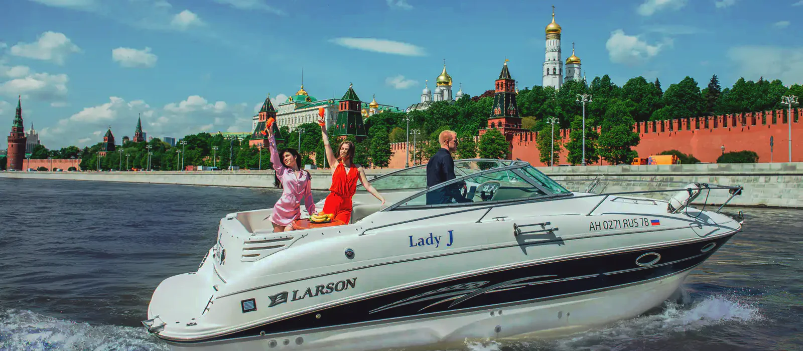 На яхте с капитаном по центру Москвы до Кремля, Лужников или Москва-Сити — экскурсия, Москва, Россия | Покатаем