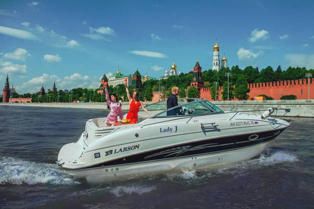 На яхте с капитаном по центру Москвы до Кремля, Лужников или Москва-Сити