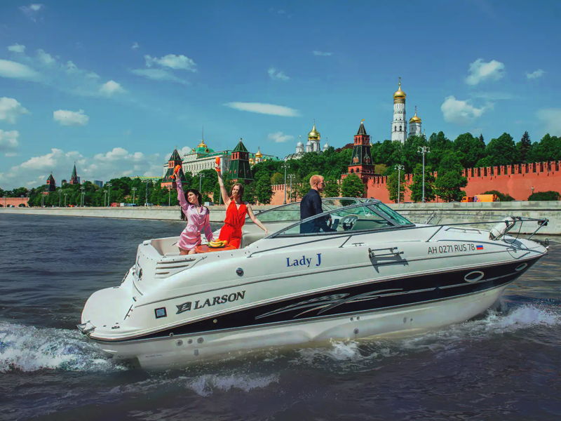 На каютной яхте с капитаном по центру Москвы до Кремля - экскурсия в Москва, Россия