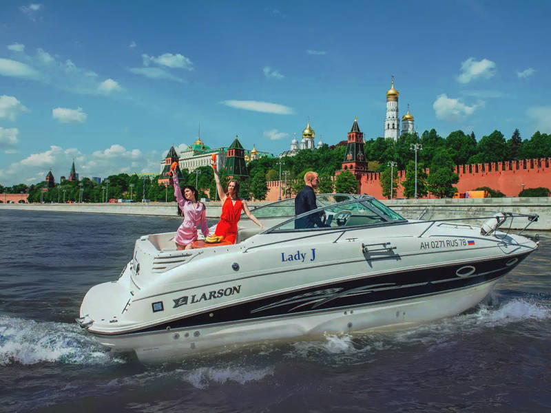 На яхте с капитаном по центру Москвы до Кремля, Лужников или Москва-Сити
