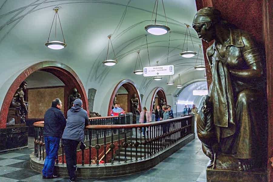 Подземные дворцы Москвы: экскурсия по Московскому метро - фото 3