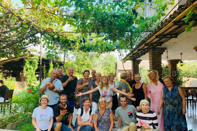 Виды Ртвели в грузинской семье: участие, дегустации, застолье