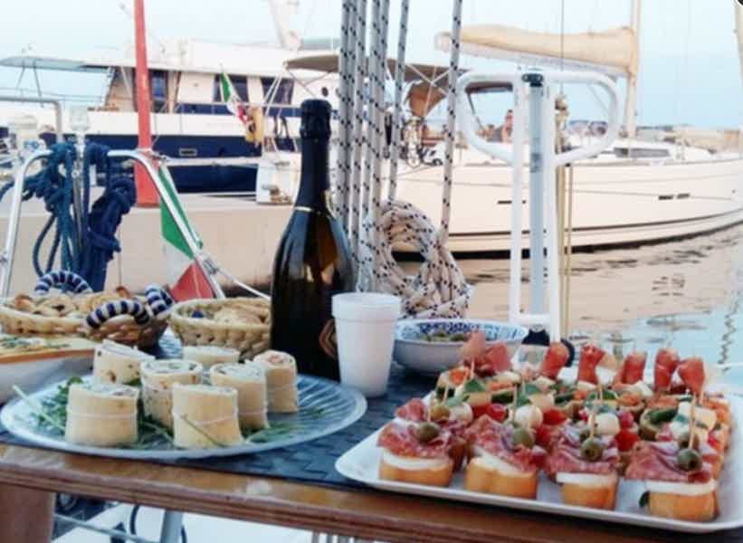 День на парусной яхте с закусками и вином - фото 1
