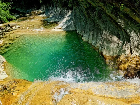 Дикая река Коаго: сказочная природа и бирюзовые лагуны с водопадами 