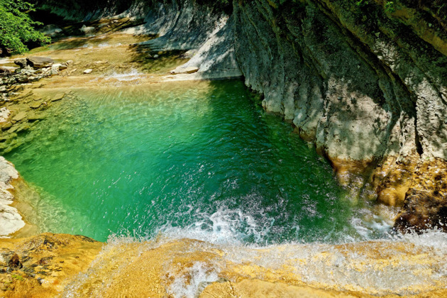 Дикая река Коаго: сказочная природа и бирюзовые лагуны с водопадами