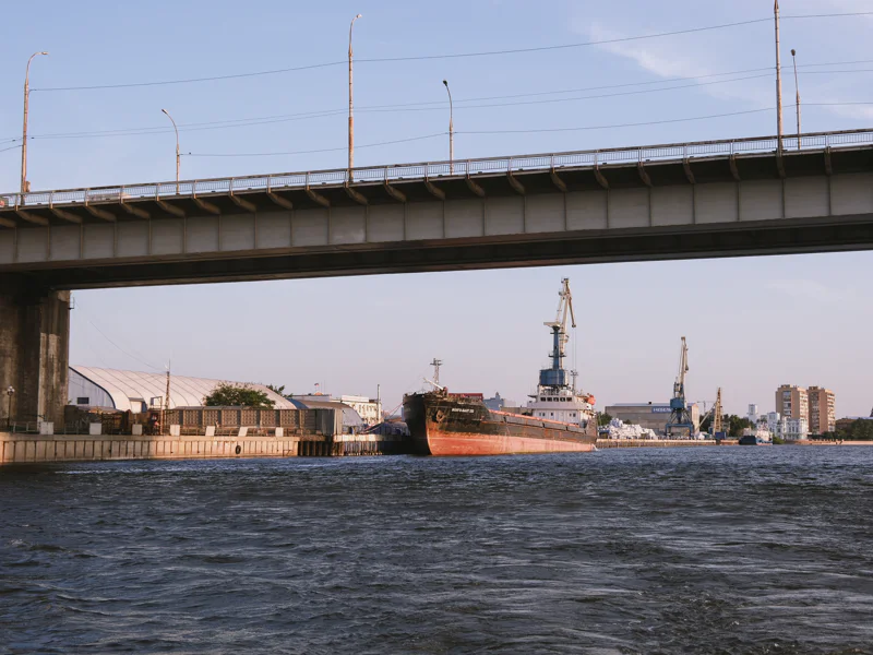 Обзорная прогулка вдоль набережных на катере — фото 7, Астрахань | Покатаем