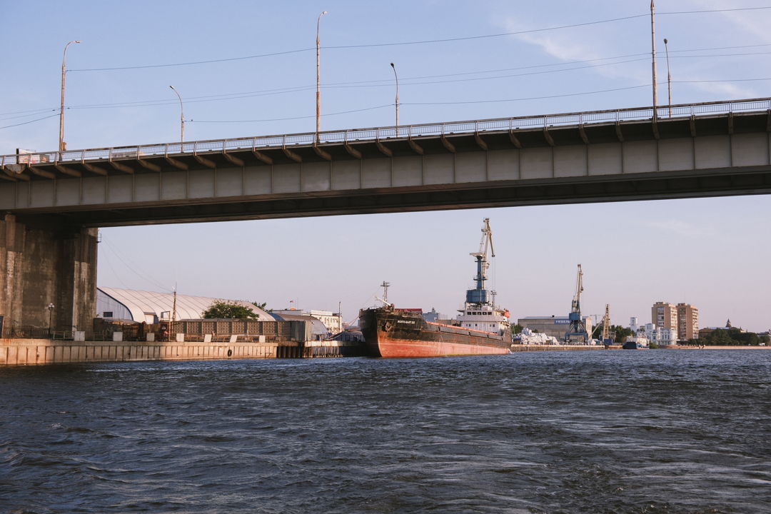 Обзорная прогулка вдоль набережных на катере — фото 6