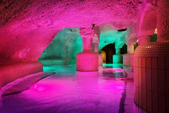 Исторический Эгер, пещерная купальня и аквапарк, обед с дегустацией вина