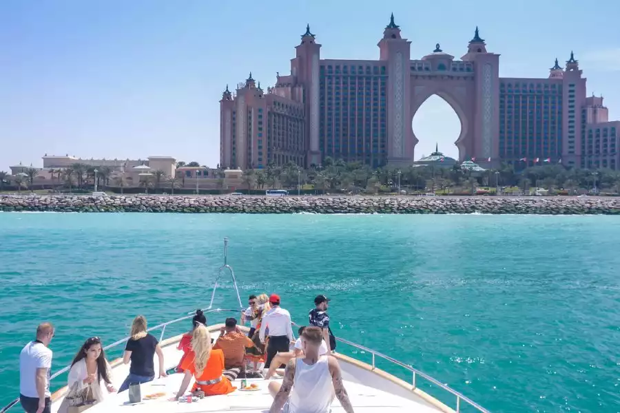 На роскошной яхте по Дубай Марине