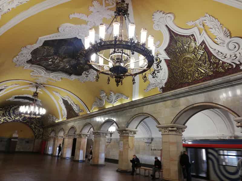 Подземные дворцы Москвы: экскурсия по Московскому метро - фото 9