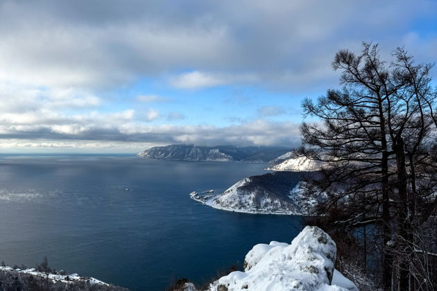 Виды Осенний Байкал в Листвянке и исток Ангары