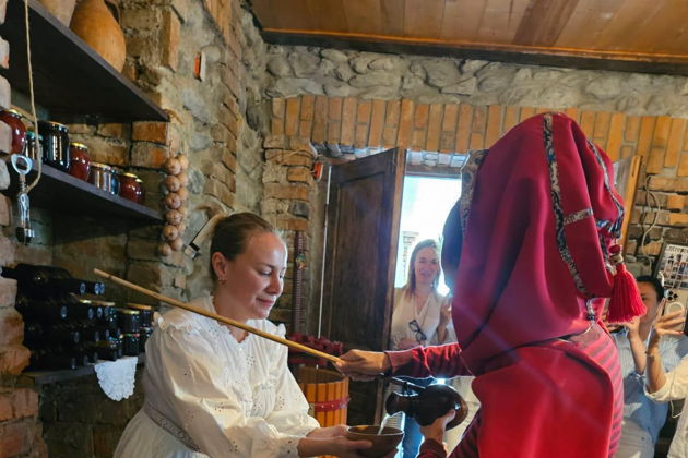 Виды Ртвели в грузинской семье: участие, дегустации, застолье