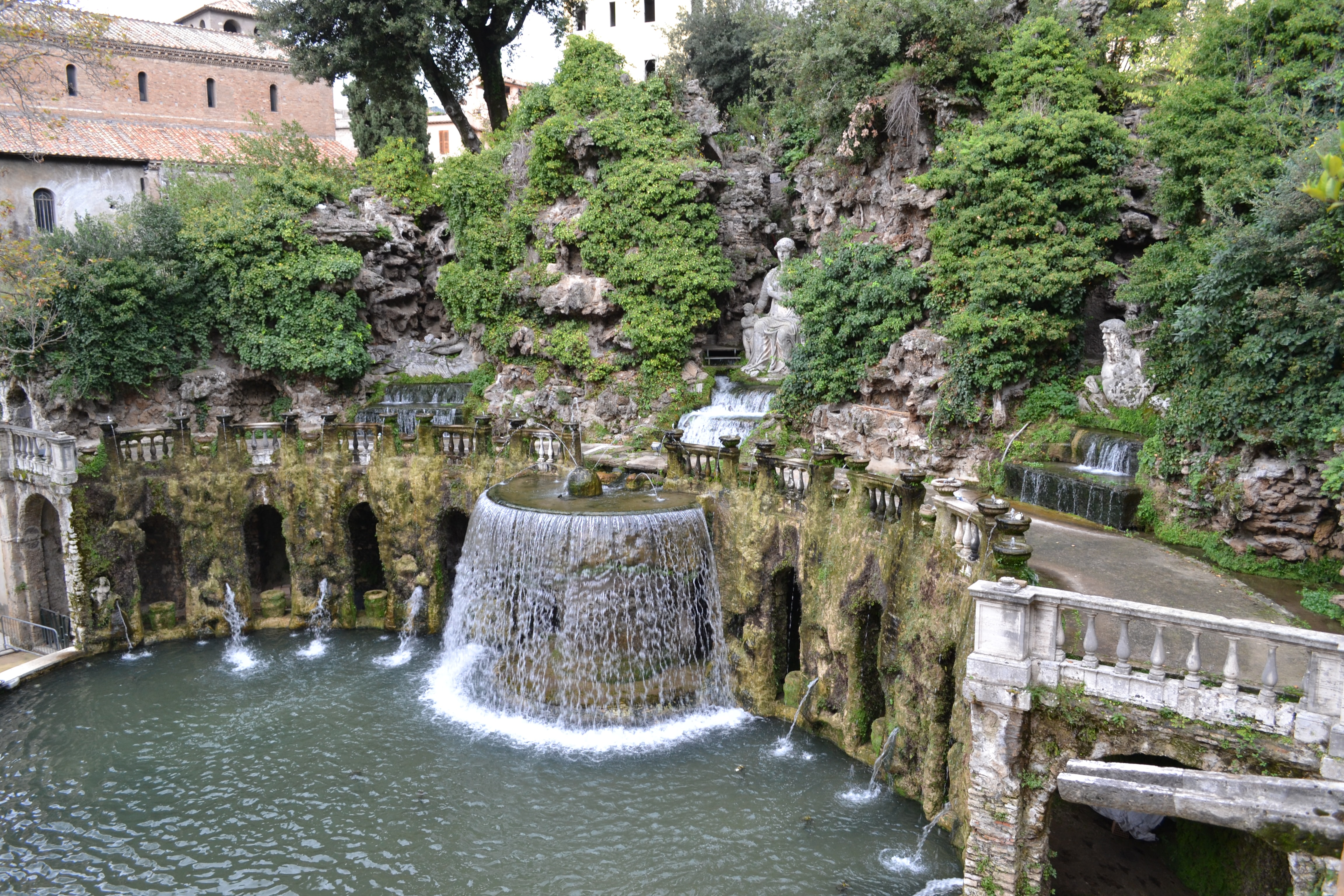 Окрестности рима. Вилла д'Эсте в Тиволи. Тиволи Рим. Вилла мецената и водопады в Тиволи.