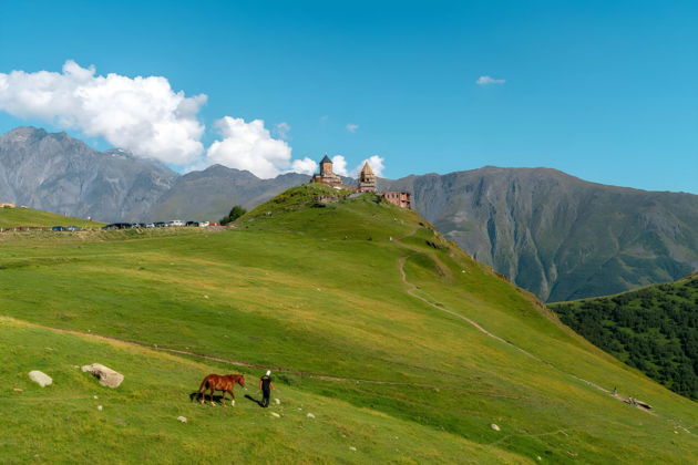 Виды Казбеги от древности к небесам: путь в Степанцминду