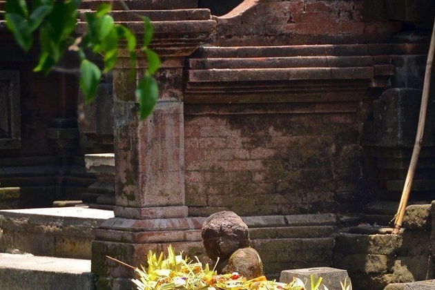 Церемония очищения водой Мелукат