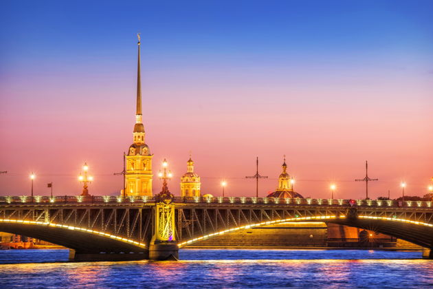 Виды Новогодние огни с бокалом игристого и подарками