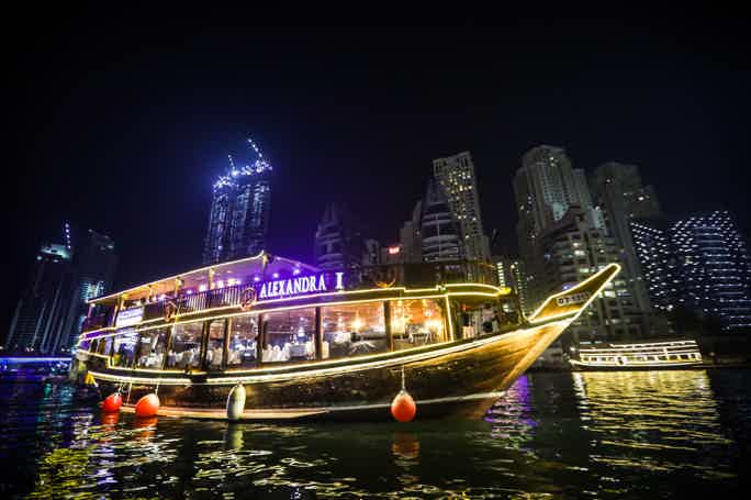 Ужин на арабской лодке в районе Дубай Марина